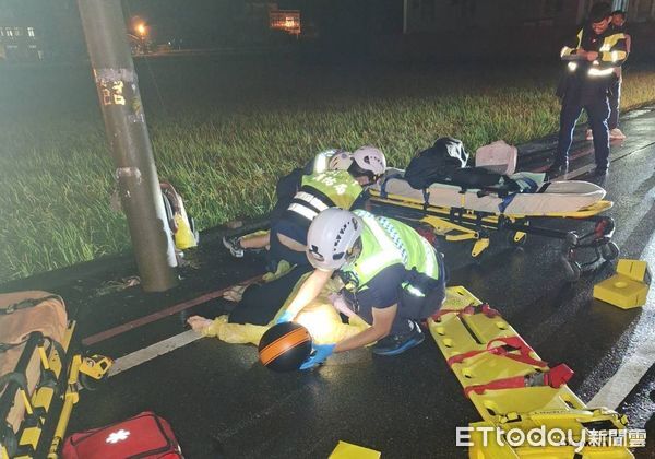 ▲苗栗縣苑裡鎮苗140昨夜發生機車自撞事故，媽媽傷重不治、9歲兒昏迷急救中。（圖／記者楊永盛翻攝）