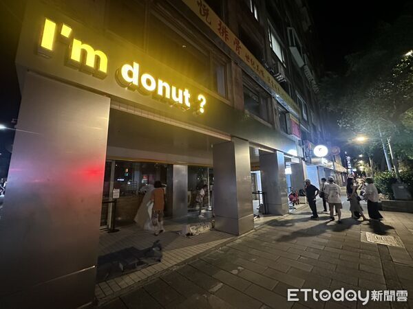 ▲▼I`m donut?開幕第2天昨晚就出現排隊人潮。（圖／讀者提供）