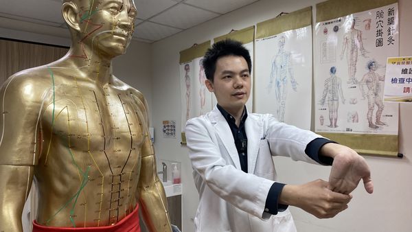 ▲▼員榮中醫部吳晉廷醫師示範腕隧道關節炎復健方式，可將一隻手手掌朝上手臂打直，用另隻手將手掌向下扳，維持15秒，重覆5次再換手。（圖／員榮醫院提供）