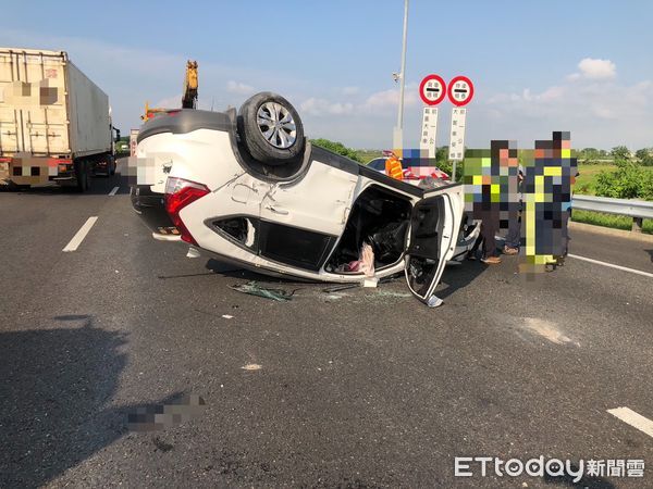 ▲▼ 國道1號台南後壁路段昨日上午發生一起自撞意外  。（圖／記者林東良翻攝）