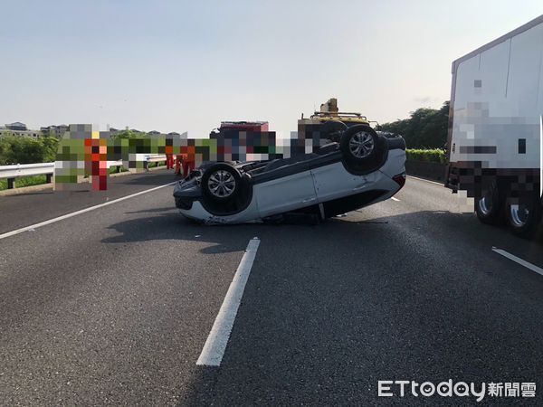 ▲▼ 國道1號台南後壁路段昨日上午發生一起自撞意外  。（圖／記者林東良翻攝）