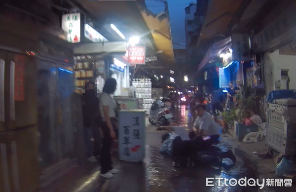 ▲▼台中東協廣場昨晚驚傳女子的金項鍊遭搶，附近保全人員飛身撲上壓制。（圖／民眾提供，下同）