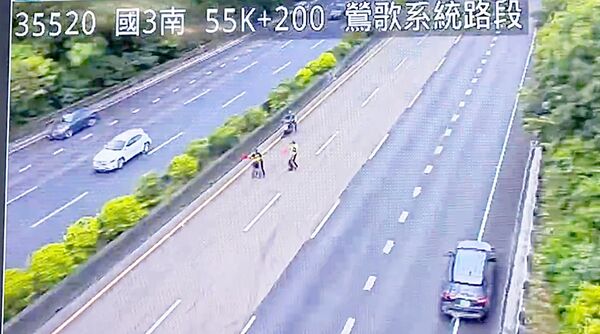 ▲沈姓男子今天清晨騎乘白牌機車從國三南向70K處逆向狂飆，國六警方第一次攔停仍強行通過。（圖／國道六隊提供）