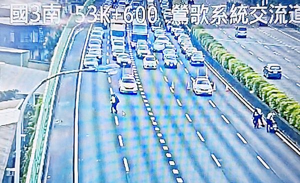 ▲沈姓男子今天清晨騎乘白牌機車從國三南向70K處逆向狂飆，國六警方第二次順利攔停，沈姓男子（箭頭處）徒步走向路肩，員警將機車牽回。（圖／國道六隊提供）