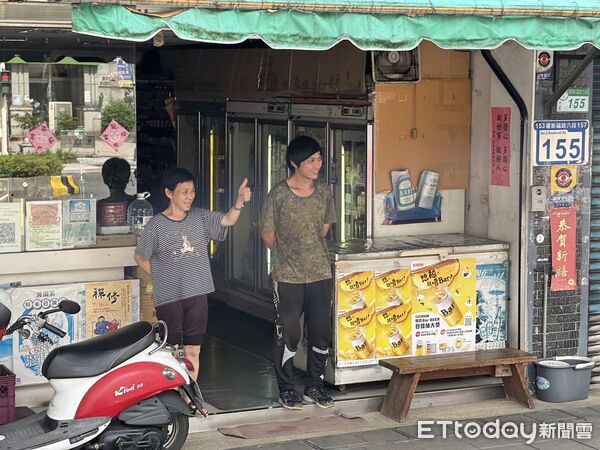 ▲▼  盧秀燕、賴士葆首場車掃，過程中巧遇罷團嗆聲      。（圖／記者崔至雲攝）
