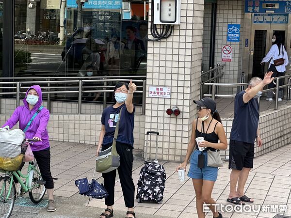 ▲▼  盧秀燕、賴士葆首場車掃，過程中巧遇罷團嗆聲      。（圖／記者崔至雲攝）