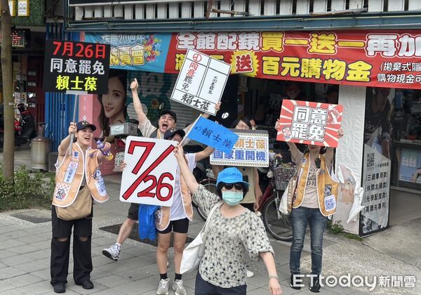 ▲▼  盧秀燕、賴士葆首場車掃，過程中巧遇罷團嗆聲      。（圖／記者崔至雲攝）