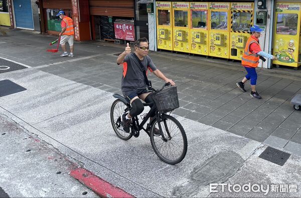 ▲▼  盧秀燕、賴士葆首場車掃，過程中巧遇罷團嗆聲      。（圖／記者崔至雲攝）