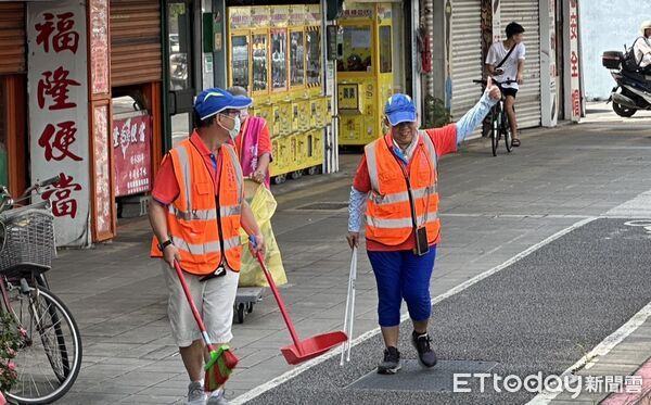 ▲▼  盧秀燕、賴士葆首場車掃，過程中巧遇罷團嗆聲      。（圖／記者崔至雲攝）