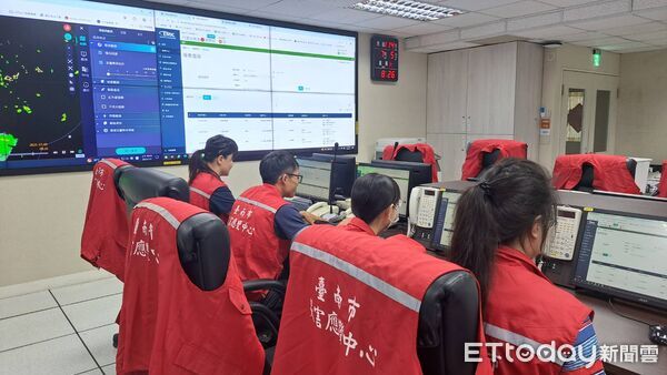 ▲丹娜絲颱風逼近，南市府成立三級開設應變中心，黃偉哲市長主持會議強調防颱整備。（記者林東良翻攝，下同）