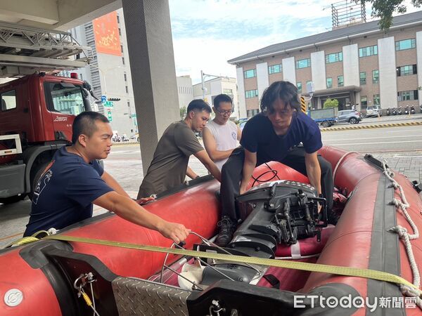 ▲丹娜絲颱風逼近，南市府成立三級開設應變中心，黃偉哲市長主持會議強調防颱整備。（記者林東良翻攝，下同）