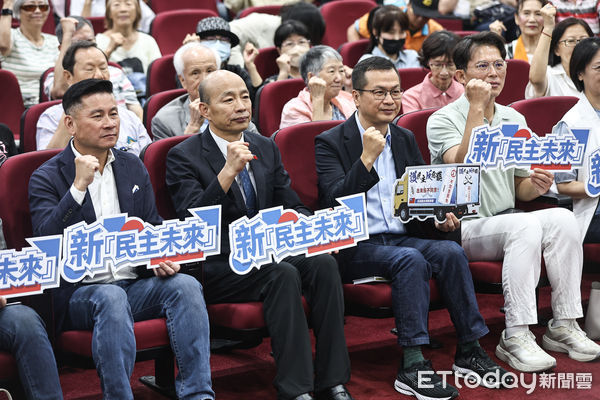 ▲韓國瑜、戴錫欽、黃國昌出席羅智強新書發表會。（圖／記者林敬旻攝）