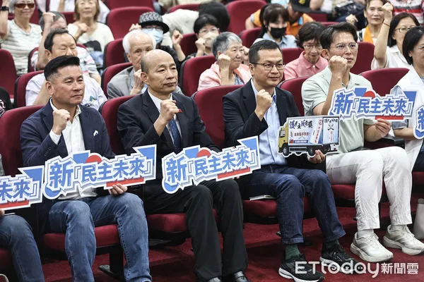 ▲韓國瑜、戴錫欽、黃國昌出席羅智強新書發表會。（圖／記者林敬旻攝）