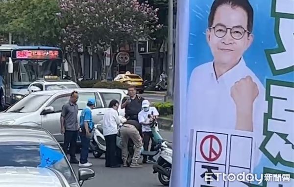▲▼    賴士葆盧秀燕車掃，遇機車騎車摔車    。（圖／記者崔至雲攝）