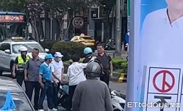 ▲▼    賴士葆盧秀燕車掃，遇機車騎車摔車    。（圖／記者崔至雲攝）