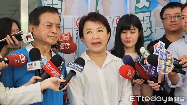 ▲▼ 盧秀燕、賴士葆合體反罷免     。（圖／記者呂佳賢攝）