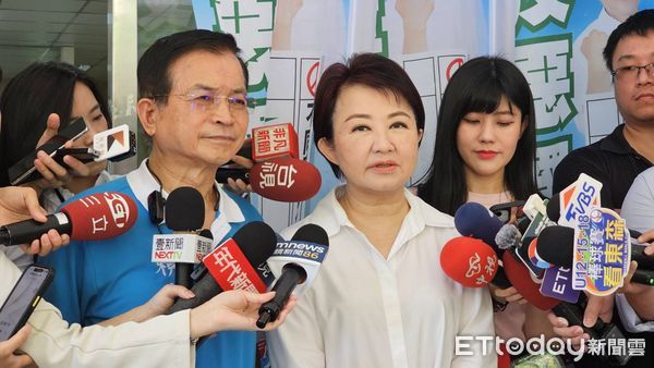 ▲▼ 盧秀燕、賴士葆合體反罷免     。（圖／記者呂佳賢攝）