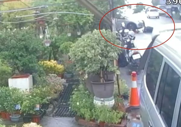 ▲台南永康女騎士疑因雨天自摔後遭右轉車輾過，造成多處骨折送醫。（圖／翻攝自記者爆料網）