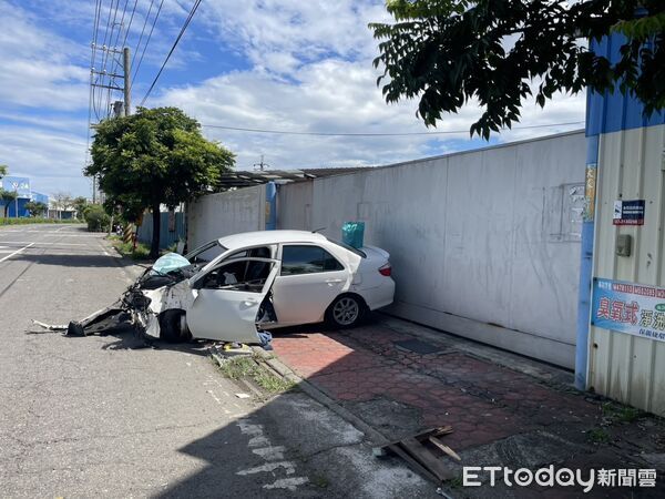 ▲▼今（5）日上午林園區光明路二段發生一起自小客車自撞事故。警方獲報到場，發現自小客車車頭幾乎撞爛全毀，連前保險桿都撞斷掉落。（圖／記者吳世龍翻攝）