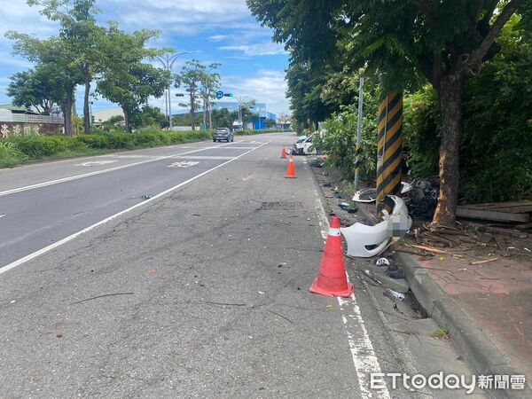 ▲▼今（5）日上午林園區光明路二段發生一起自小客車自撞事故。警方獲報到場，發現自小客車車頭幾乎撞爛全毀，連前保險桿都撞斷掉落。（圖／記者吳世龍翻攝）