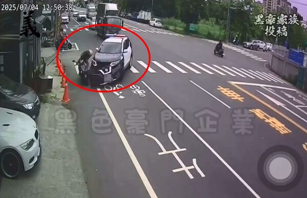 ▲▼員警大迴轉撞上機車騎士。（圖／翻攝自黑色豪門企業）