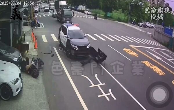 ▲▼員警大迴轉撞上機車騎士。（圖／翻攝自黑色豪門企業）