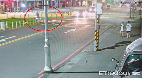 ▲▼阿北酒駕撞進輕軌軌道。（圖／記者許宥孺翻攝）