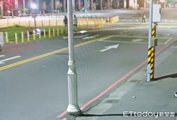 ▲▼阿北酒駕撞進輕軌軌道。（圖／記者許宥孺翻攝）