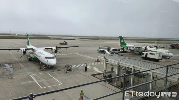 ▲▼受颱風「丹娜絲」影響，立榮航空6日國內線航班全數取消。（圖／記者林名揚翻攝)