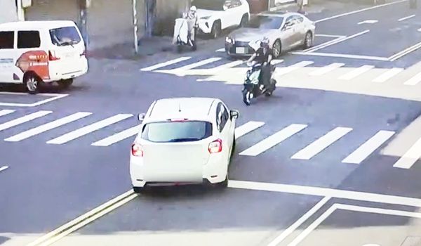 ▲桃園市沈姓男子昨天上午在八德區介壽路左轉時，未禮讓直行車先行導致騎士撞飛，圖為肇事前瞬間監視畫面。（圖／八德警方提供）