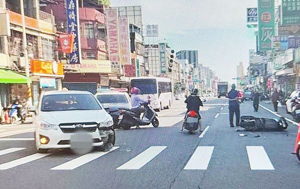 ▲桃園市沈姓男子昨天上午在八德區介壽路左轉時，未禮讓直行車先行導致騎士撞飛，八德警方到場處理。（圖／八德警方提供）