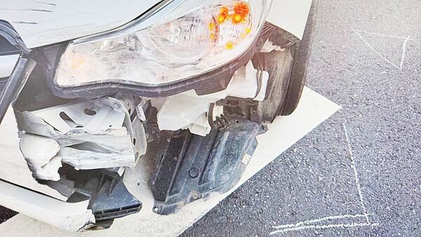 ▲桃園市沈姓男子昨天上午肇事後，自小客車左前嚴重受損。（圖／八德警方提供）