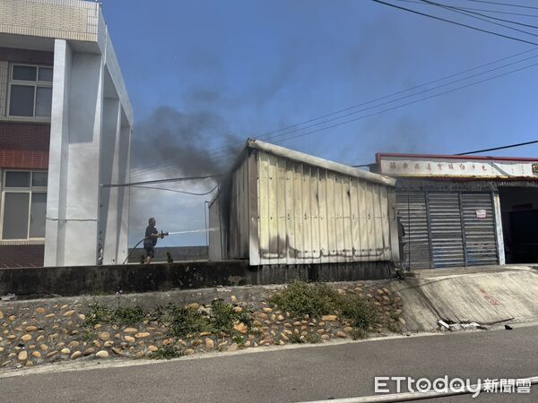 ▲苗栗白沙屯拱天宮附近竄出濃煙，原因是附近海巡署安檢所庫房失火。（圖／記者楊永盛翻攝）