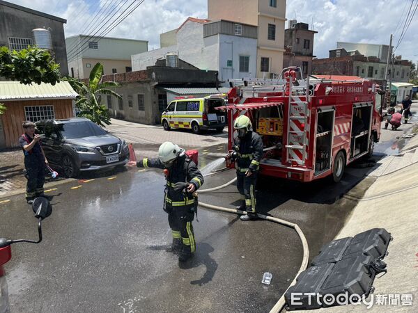 ▲苗栗白沙屯拱天宮附近竄出濃煙，原因是附近海巡署安檢所庫房失火。（圖／記者楊永盛翻攝）