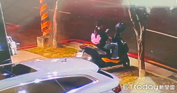 ▲▼台中豐原王家5死，大姊拉著妹妹到當鋪典當汽車畫面曝光。（圖／記者許權毅翻攝）