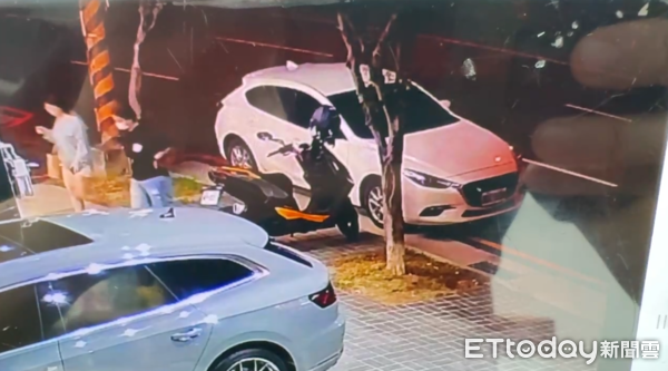 ▲▼台中豐原王家5死，大姊拉著妹妹到當鋪典當汽車畫面曝光。（圖／記者許權毅翻攝）