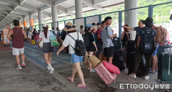 ▲▼颱風丹娜絲襲台，綠島旅客緊急撤離。（圖／記者楊晨東翻攝）