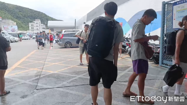 ▲▼颱風丹娜絲襲台，綠島旅客緊急撤離。（圖／記者楊晨東翻攝）