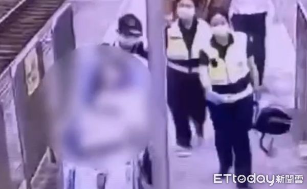 ▲▼ 台鐵浮洲站今(5)日上午發生民眾落軌意外            。（圖／記者陸運陞翻攝）