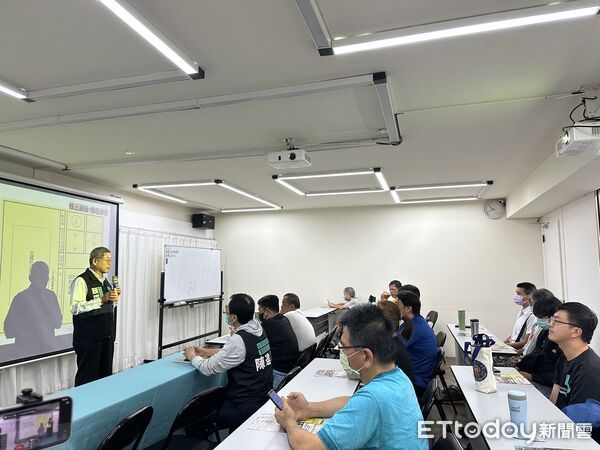 ▲民眾黨台南市黨部舉辦「核三延役」講座，由IT專業人士江明宗主講，批評賴政府對缺電問題視而不見，盲目推行非核家園政策，導致台灣面臨國安風險、產業受創。（圖／民眾黨台南市黨部提供，下同）