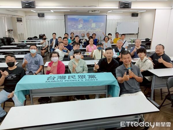 ▲民眾黨台南市黨部舉辦「核三延役」講座，由IT專業人士江明宗主講，批評賴政府對缺電問題視而不見，盲目推行非核家園政策，導致台灣面臨國安風險、產業受創。（圖／民眾黨台南市黨部提供，下同）