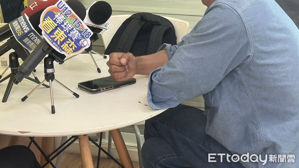▲豐原王家大姐的友人出示對話，直指就是李女害死人。（圖／記者許權毅攝）