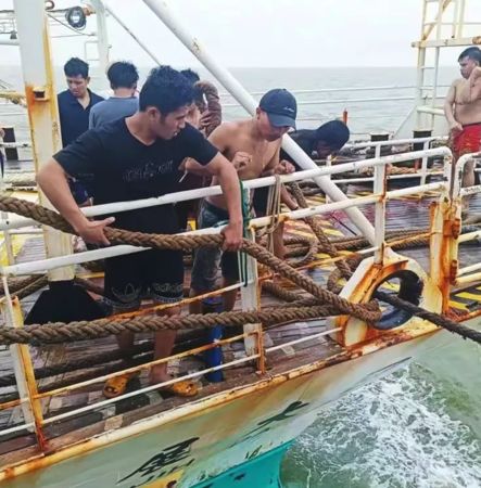 ▲▼台灣漁船海上失去動力　陸釣魷船護送返回台灣。（圖／翻攝中新網）