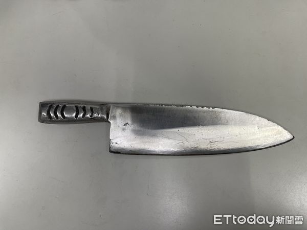▲▼張男不滿播音樂被插隊亮刀又嗆聲。（圖／記者邱中岳翻攝）