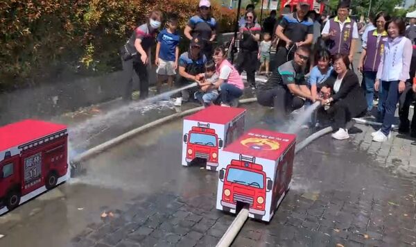 ▲彰化消防發明軌道車爆紅。（圖／消防提供）