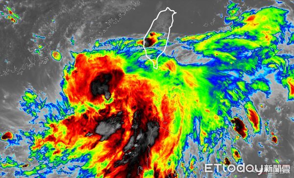 ▲▼「台灣颱風論壇｜天氣特急」表示，丹娜絲拖著裙襬，挾帶大量水氣。（圖／取自粉專「台灣颱風論壇｜天氣特急」）