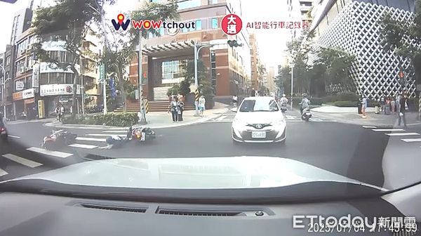 ▲王女騎機車左轉未注意對向來車，與楊女撞成一團倒地。（圖／記者陸運陞翻攝）