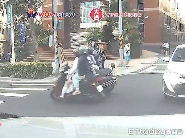 ▲王女騎機車左轉未注意對向來車，與楊女撞成一團倒地。（圖／記者陸運陞翻攝）