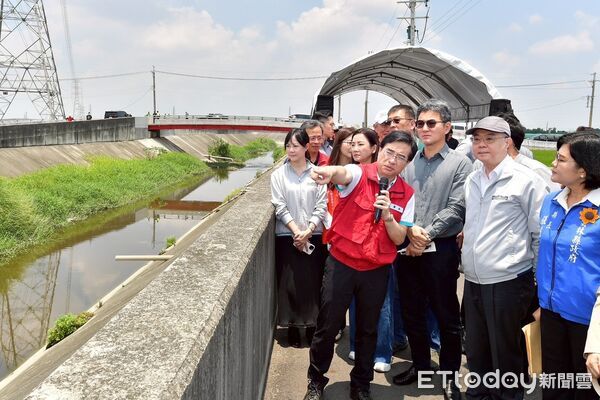 ▲行政院長卓榮泰在雲林縣長張麗善等人陪同下，視察大埤鄉延潭大排治理情形。（圖／記者游瓊華翻攝）