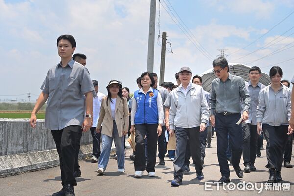 ▲行政院長卓榮泰在雲林縣長張麗善等人陪同下，視察大埤鄉延潭大排治理情形。（圖／記者游瓊華翻攝）
